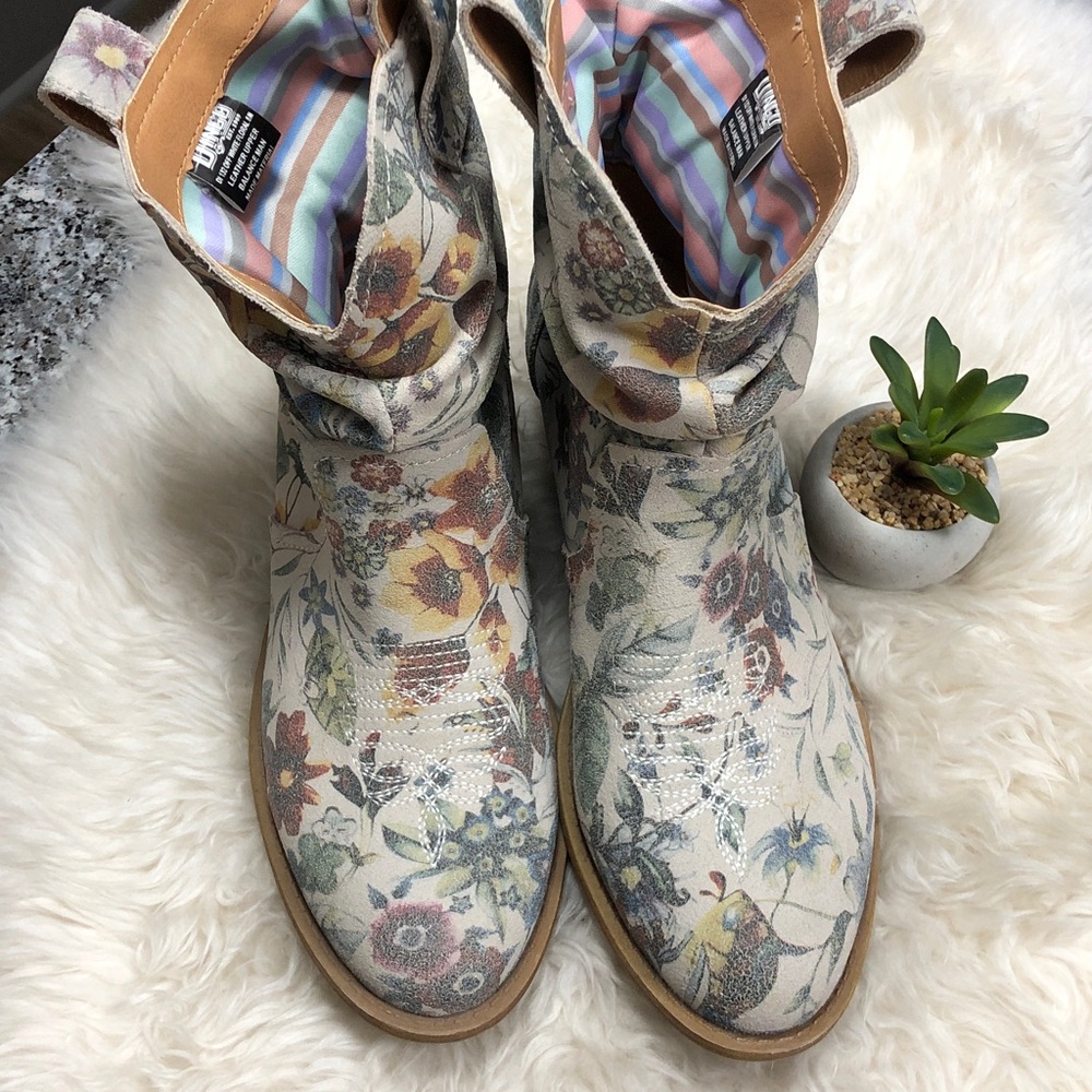 DINGO Leather Floral Jackpot DI 132 BOOTIE  2” Block Heels EUC - Picture 2 of 9